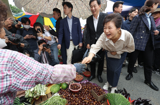 박근혜 전 대통령이 25일 대구 달성군 현풍시장을 찾아 장을 보고 있다. [대구=연합뉴스]